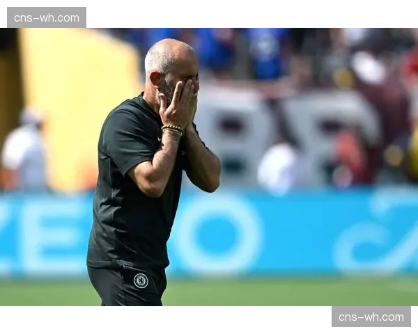 切尔西对阵曼联开场第5分钟,门将桑切斯铲倒姆伯莫被红牌罚下 切尔西对阵曼联开场第5分钟,门将桑切斯铲倒姆伯莫被红牌罚下